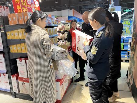 永新縣市場監(jiān)督管理局開展電熱毯與化妝品批發(fā)質(zhì)量安全聯(lián)合督查